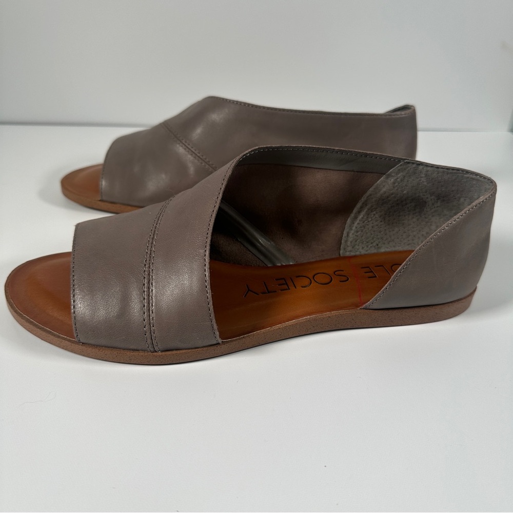 Women's Taupe Leather Flats